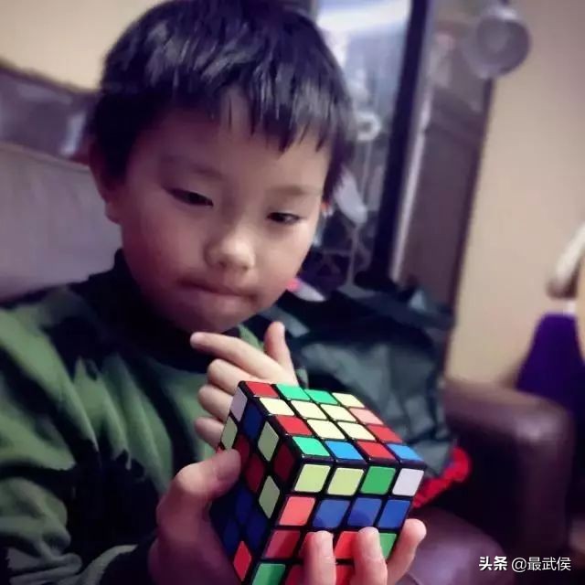 0.89秒复原魔方！12岁武侯娃亮相央视，挑战魔方速拧职业高手