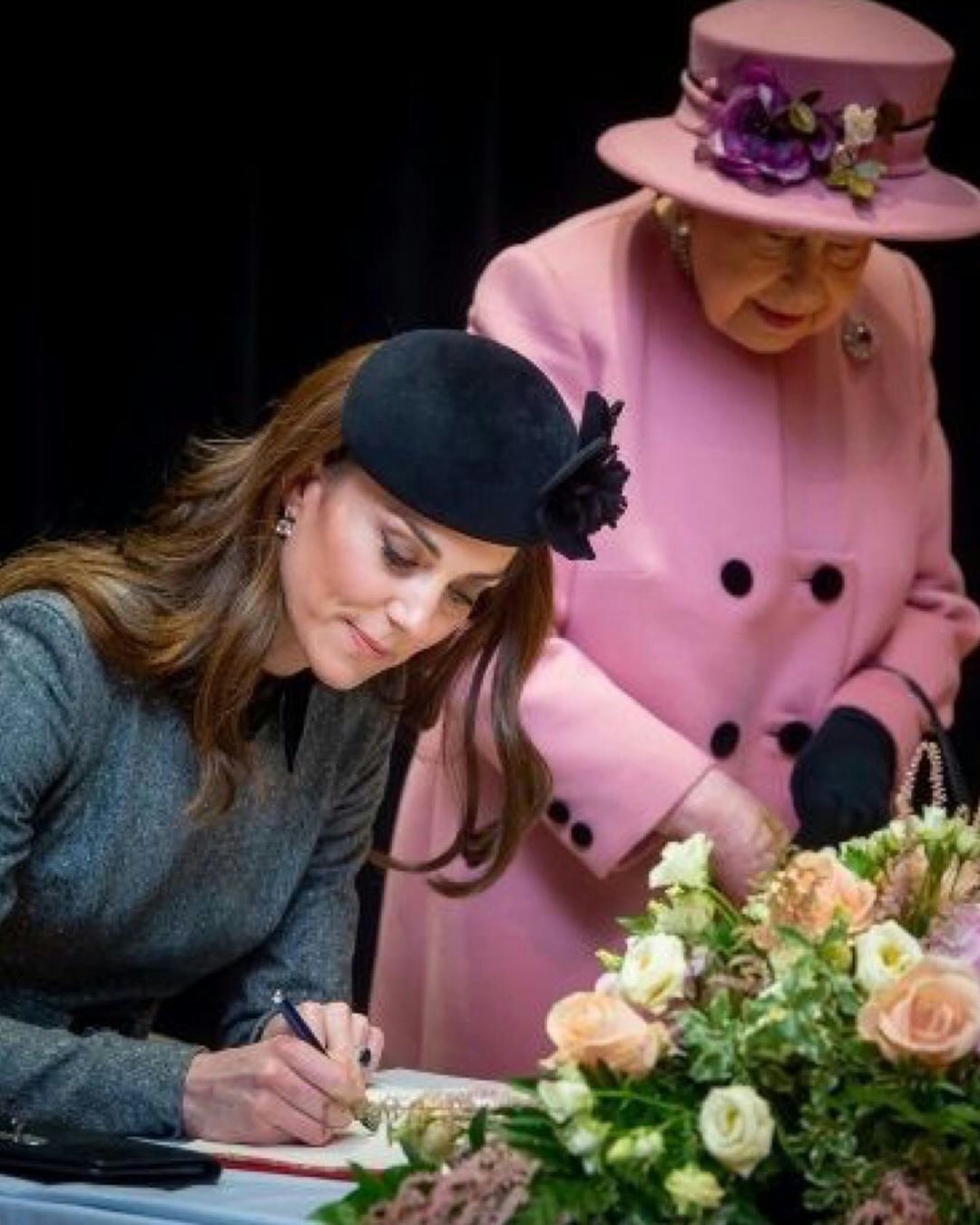 王室女性成员签名照：女王贵气，莱后最霸气，最优雅当属戴妃