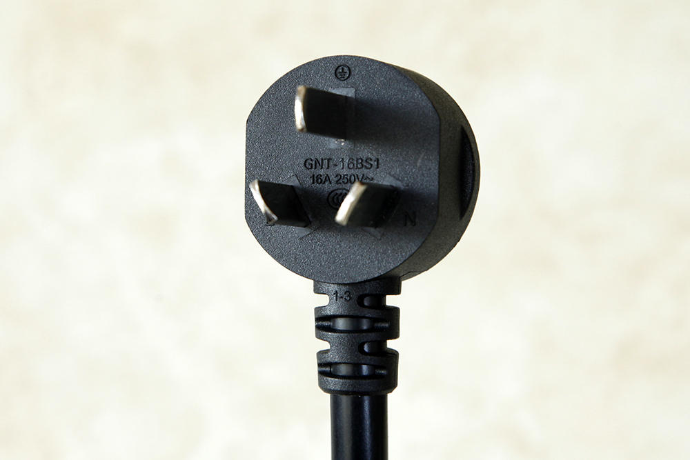 公牛随身充电枪和特斯拉充电桩,电动车便携式充电枪推荐