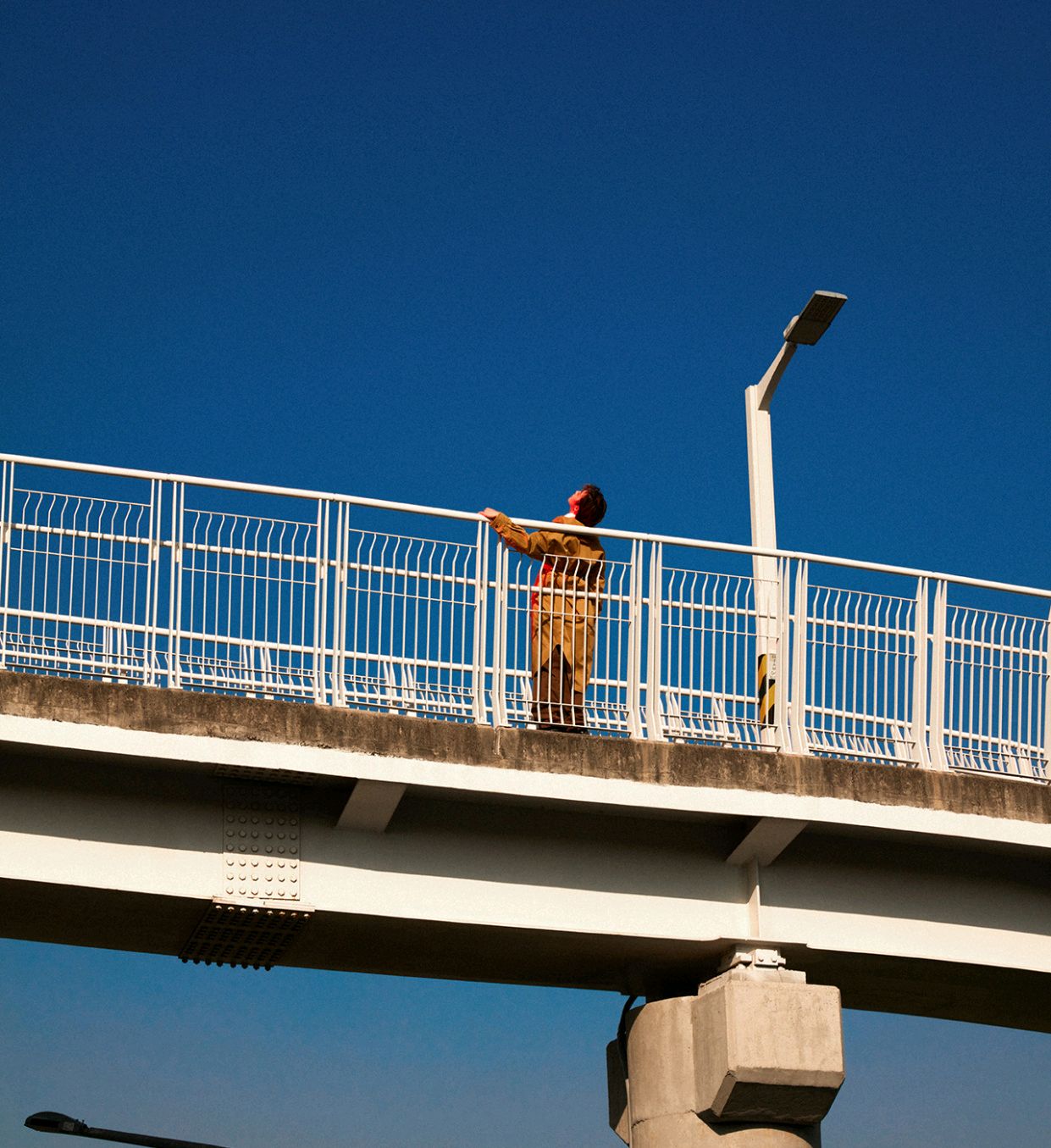 张钧甯很会穿，身穿格子套装搭配一双“老爹鞋”，干练又帅气