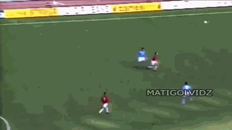 支点中锋踢前腰,足球支点中锋的位置和打法