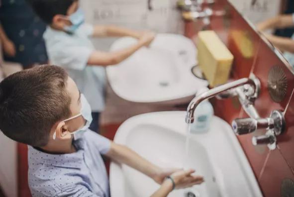 带儿子进女厕被指责,带儿子进女厕所遭指责