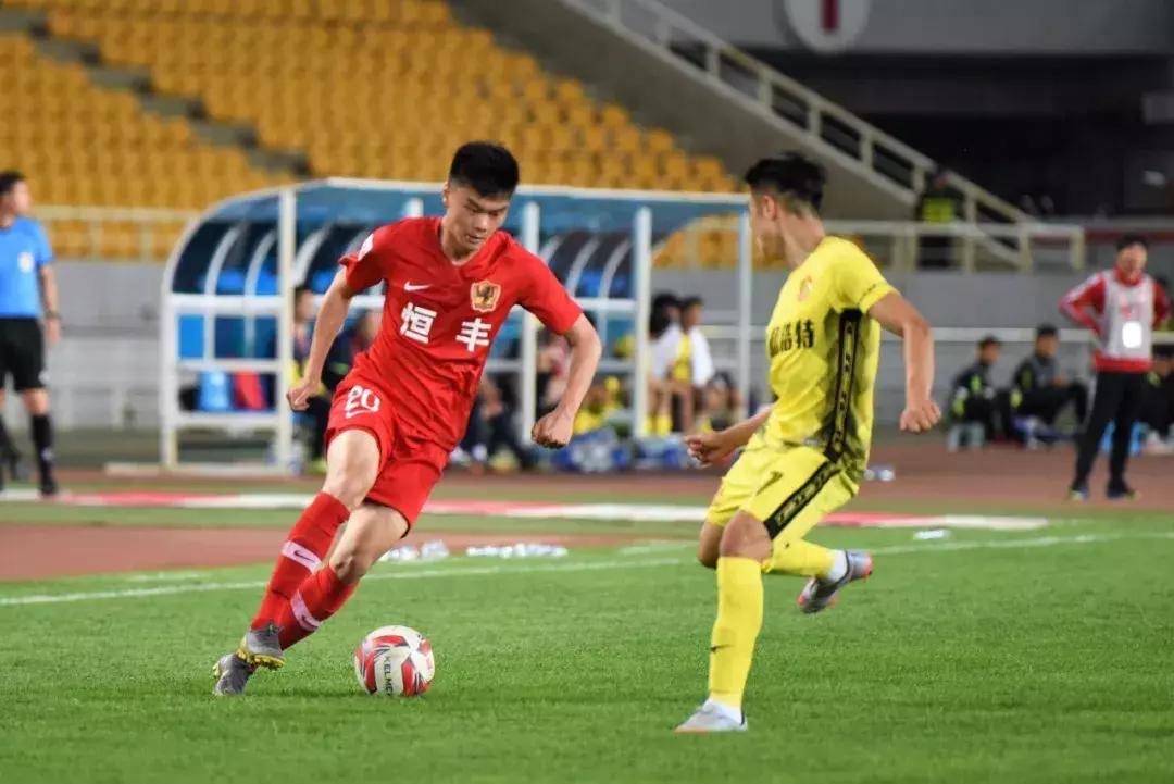 贵州恒丰主场迎战浙江绿城,耶拉维奇进球图片