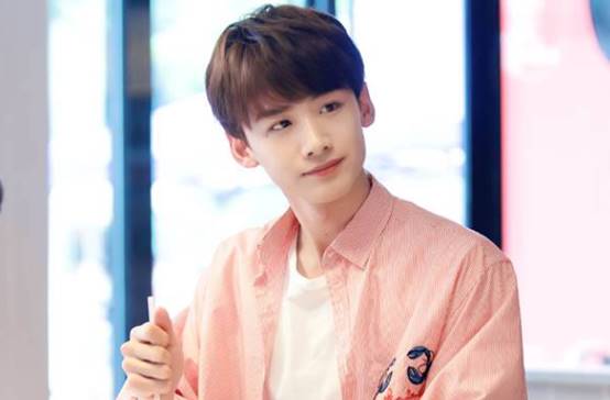 男明星天生“自带妆容”，白敬亭自带眼线，周震南全脸都让人羡慕