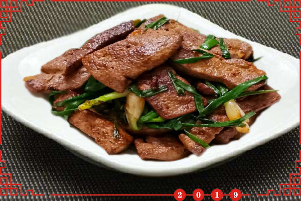 猪肝怎么炒好吃又嫩简单家常做法,猪肝怎么炒又脆又嫩的步骤