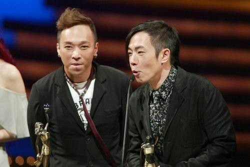 黄贯中转头看向黄家驹图片,黄贯中还会和黄家强追忆家驹么