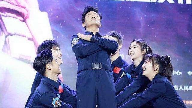 最性感的“星女郎”，和老公撕逼后，在维密首秀皮衣深V大放异彩