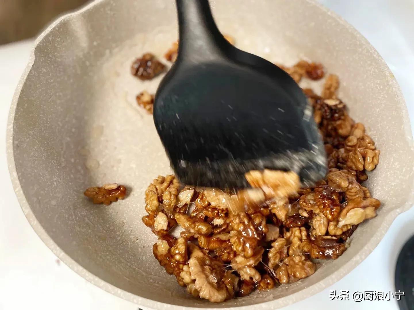 新核桃仁做琥珀核桃的家常做法,琥珀核桃仁怎么剥皮