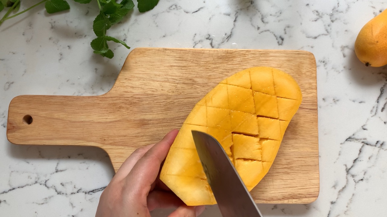 自制芒果奶昔，简单易做营养价值高，给孩子喝很放心