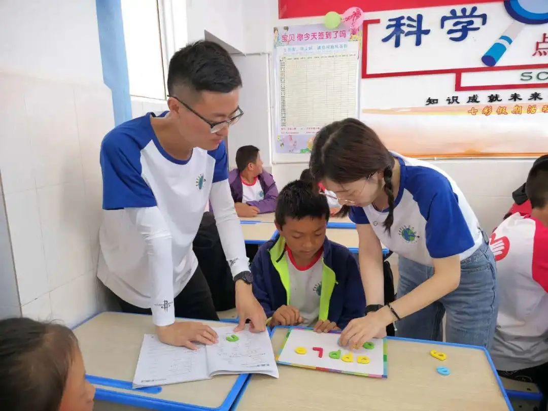 这个暑假，这群临时家长走进大山深处为爱增色