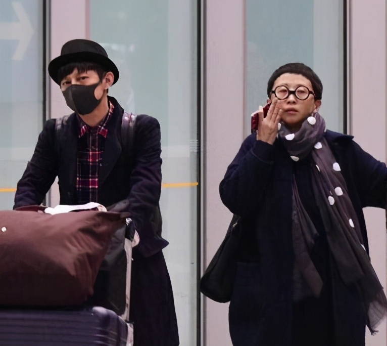 何炅深夜与友人聚餐,何炅深夜聚餐曝光