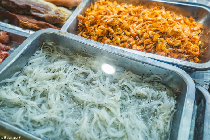 在高山湖泊边拍摄的风景照片湖底,绝美天池风光摄影照片