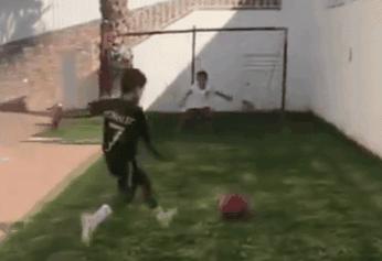 c罗儿子迷你罗踢球素材,c罗和迷你罗一起射任意球