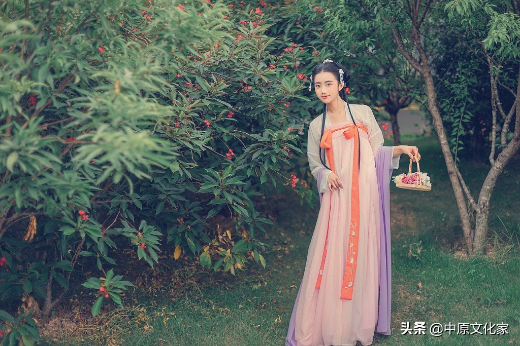 唐代女人上穿短襦或衫下着长裙，佩披帛，显得如此高贵而自信