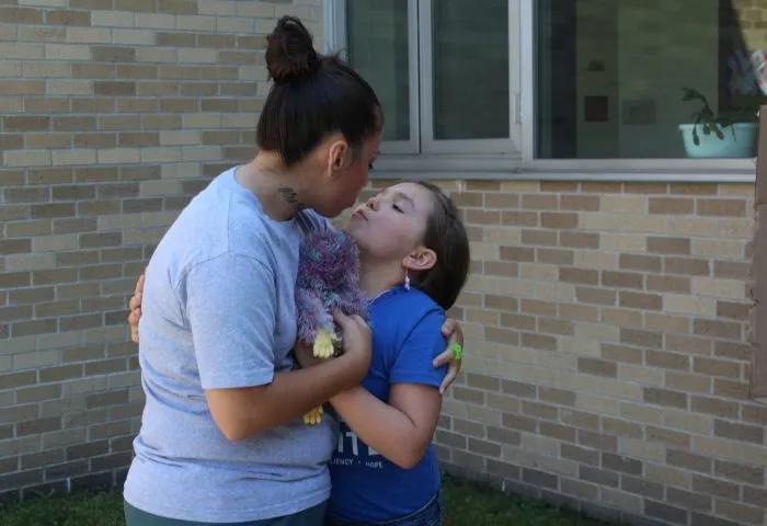 打碎监狱的围墙，这家策划让服刑母亲与自己的孩子团聚