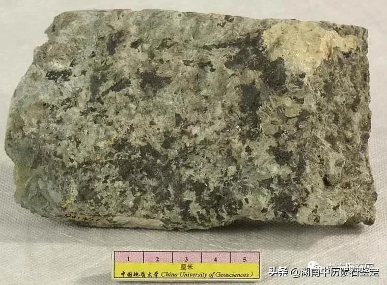 月球陨石与地球矿石的区别,月球陨石和矿石有什么区别