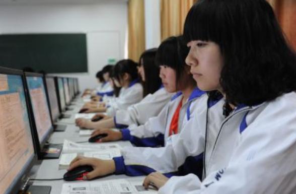 职高“高考班”学生笔记，字迹清晰，和“专业班”形成鲜明对比