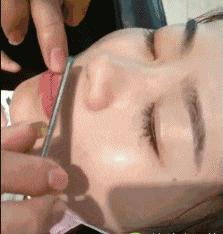 搞笑gif跟着妹子的节拍摇起来,敲锣打鼓甩头搞笑gif