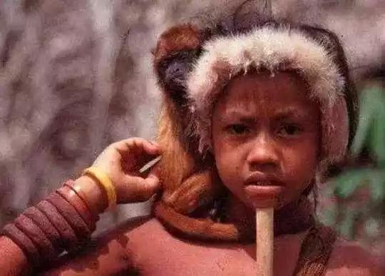 下巴插木棍的原始部落,下巴上插木棍的原始部落