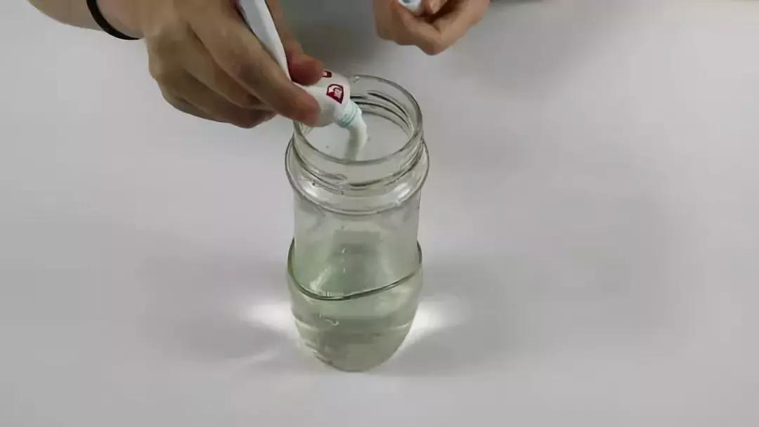 杯子内壁难清洗一招教你轻松解决,两三年没用的杯子如何清洗的干净