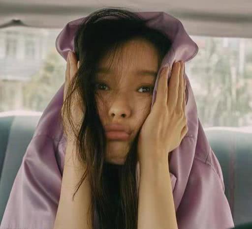 倪妮穿牛仔裤最新机场现身,倪妮身穿吊带红裙现身