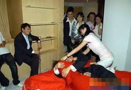 男子被人用胶带绑路灯杆上泼调料……你给我说这是结婚？