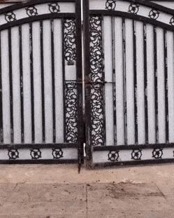 分手了前男友还正常聊天该怎么办 (分手了前男友还在微信聊天)