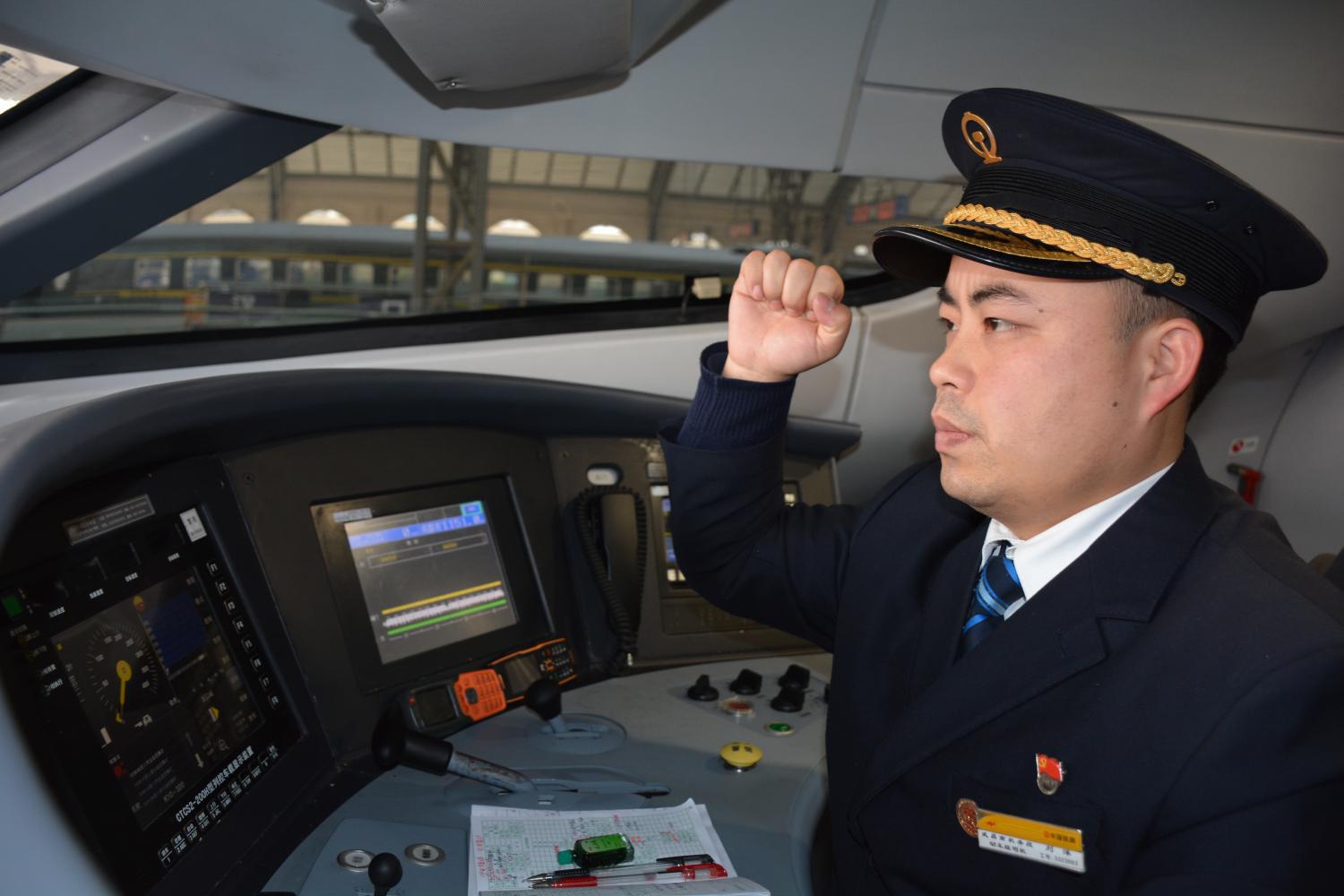 高铁司机踏板,高铁司机为啥每隔30秒踩一次踏板