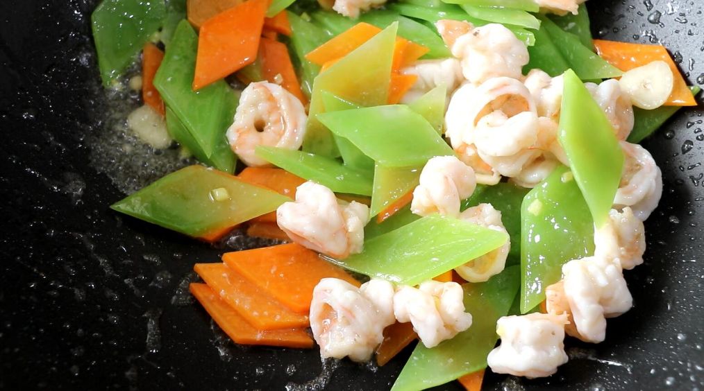 莴笋西葫芦尖椒和虾仁能一起炒,莴笋炒山药虾仁的家常做法视频