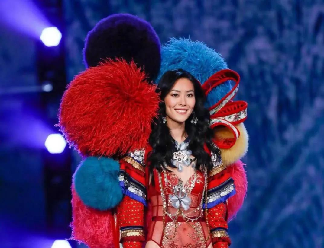 维密超模何穗健身,何穗40秒变脸