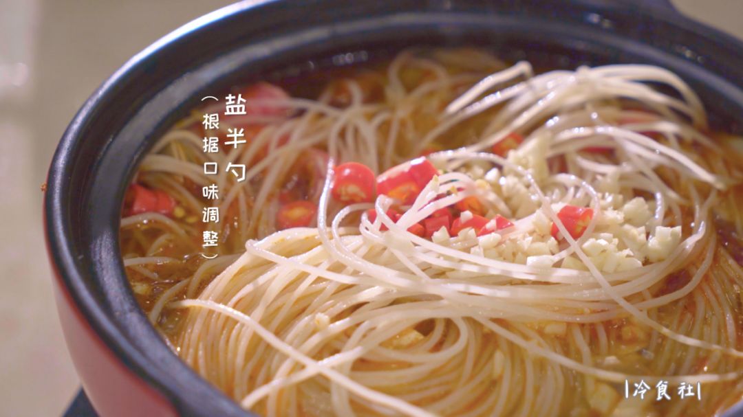 五分钟快手花甲米线，鲜辣爽口，一看就会，在家也轻能轻松搞定