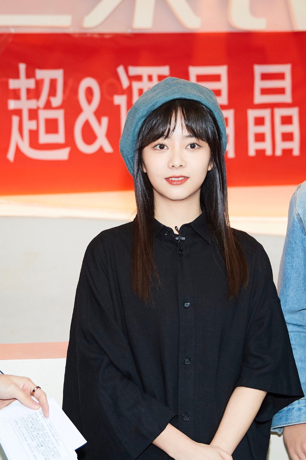 谭松韵针织衫配短裙少女感十足,谭松韵全黑造型