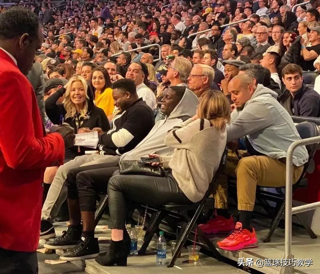 湖人全队集会看抢七,湖人集会