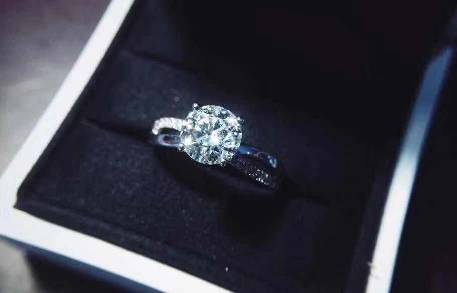 人造钻石与天然钻石的区别与价值,人造钻石和天然钻石的最大区别