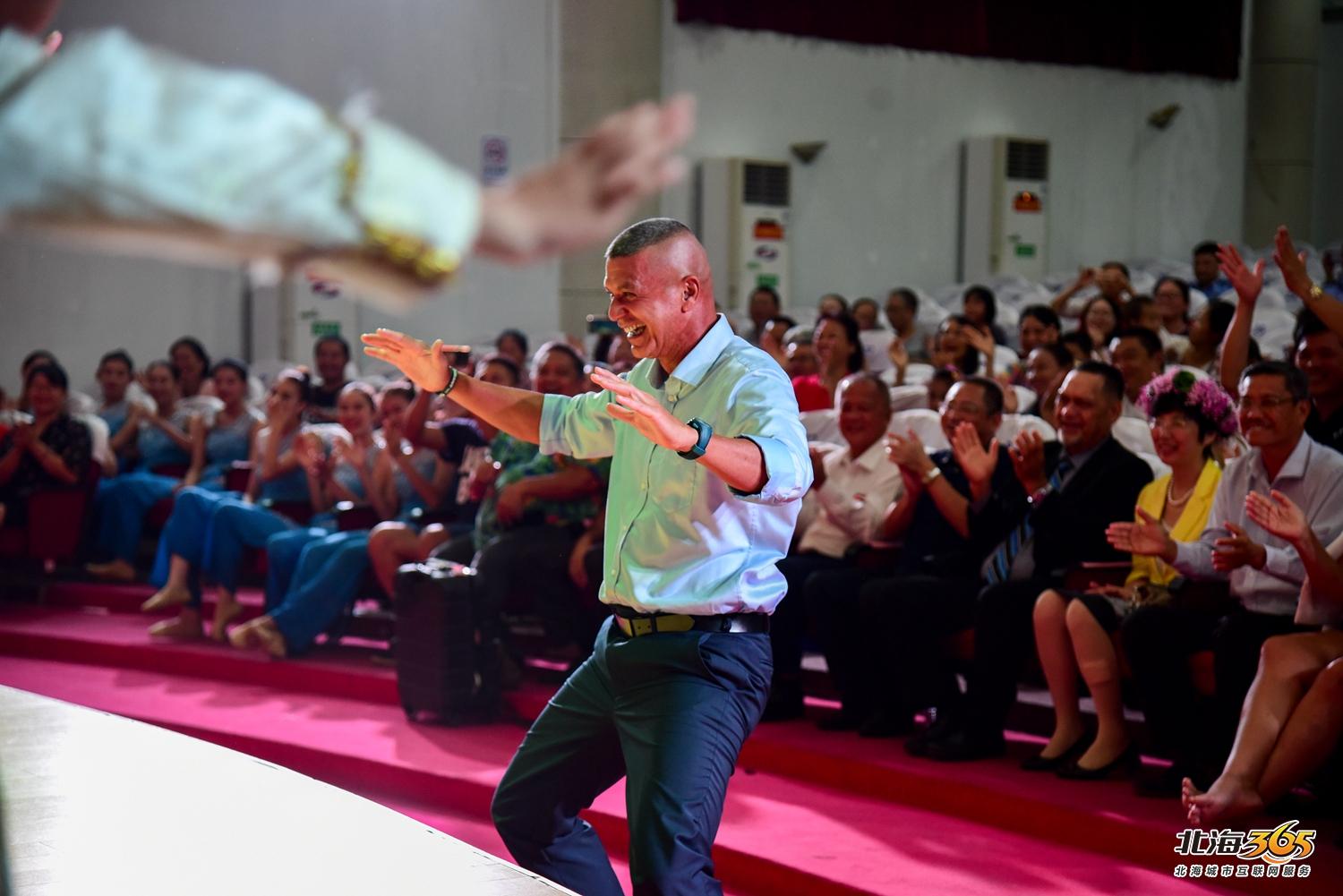 我在北海图书馆拍了一场特别的晚会，观众情不自禁跟着节奏动起来