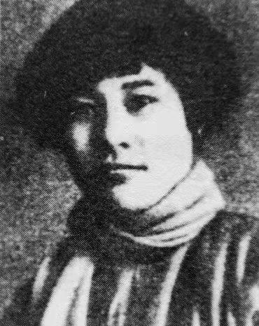 敌人对她酷刑吊打、腋下夹红炭，用烧红的火钳烫她的隐私