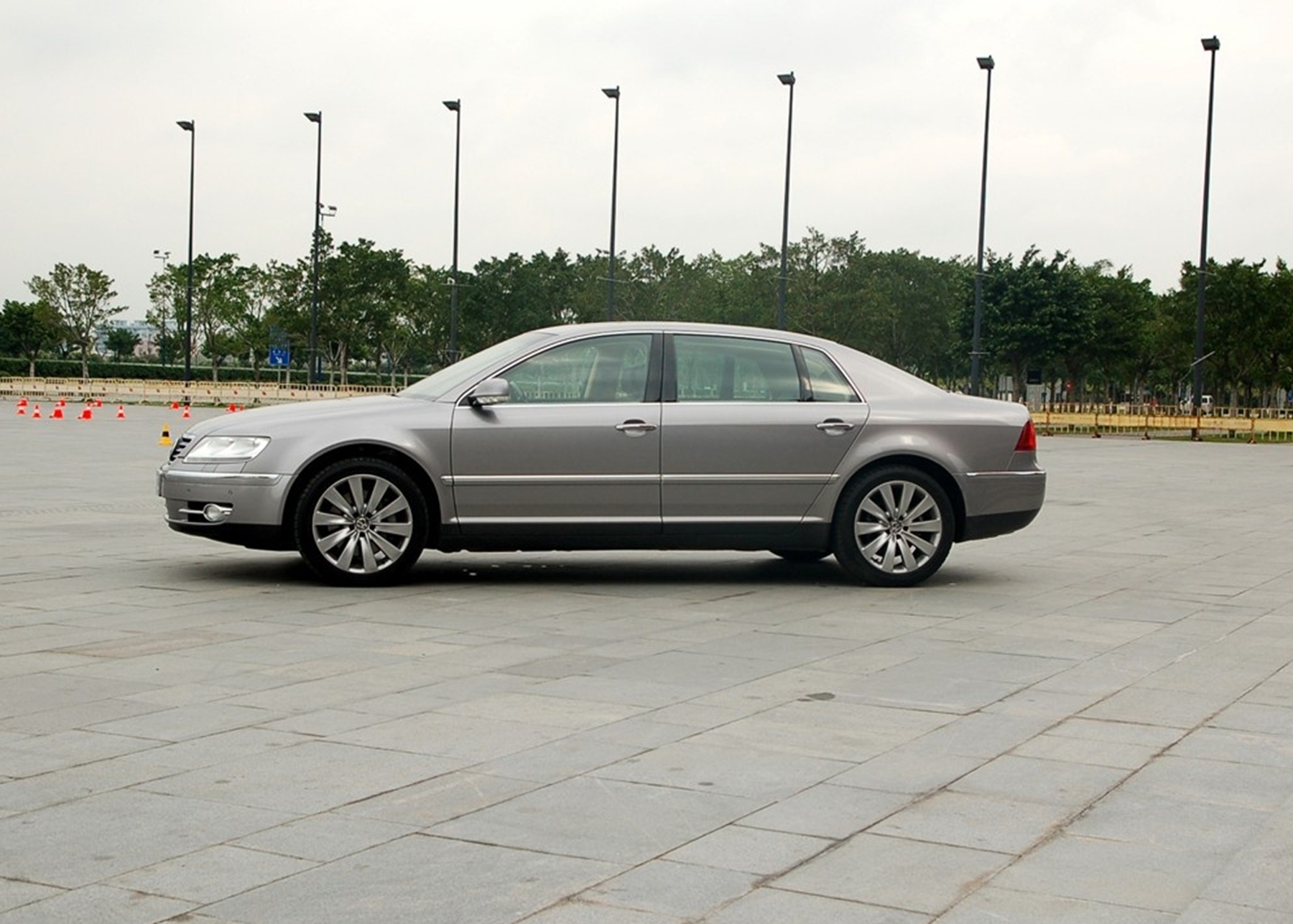 广东一辆破大众火了，挂“55555”车牌被吐槽，车主：我这车170万