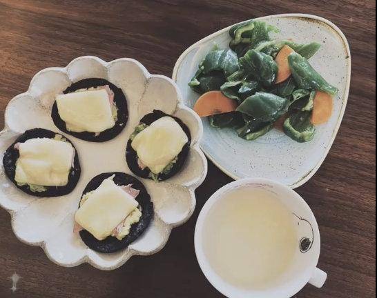 何炅蛋糕，鹿晗油条，宋茜面条，明星们宅家美食大赏？