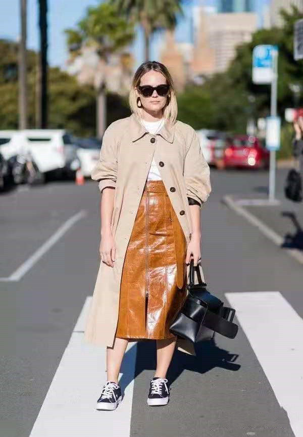 皮裙是一款彰显性感气质的裙子,茶歇裙小皮裙