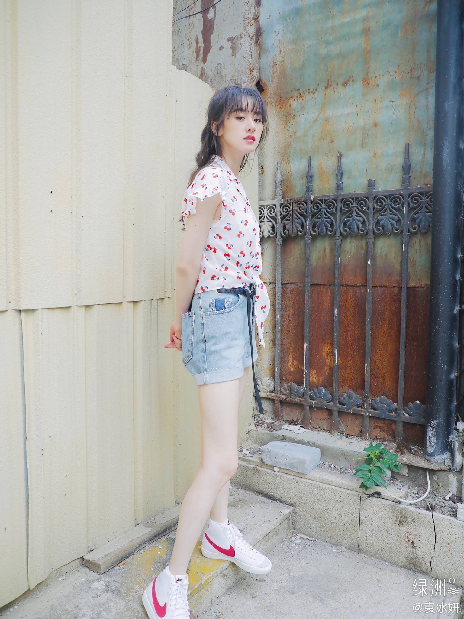 袁冰妍红色一字裙造型图片,袁冰妍粉色吊带中长款花色旗袍裙