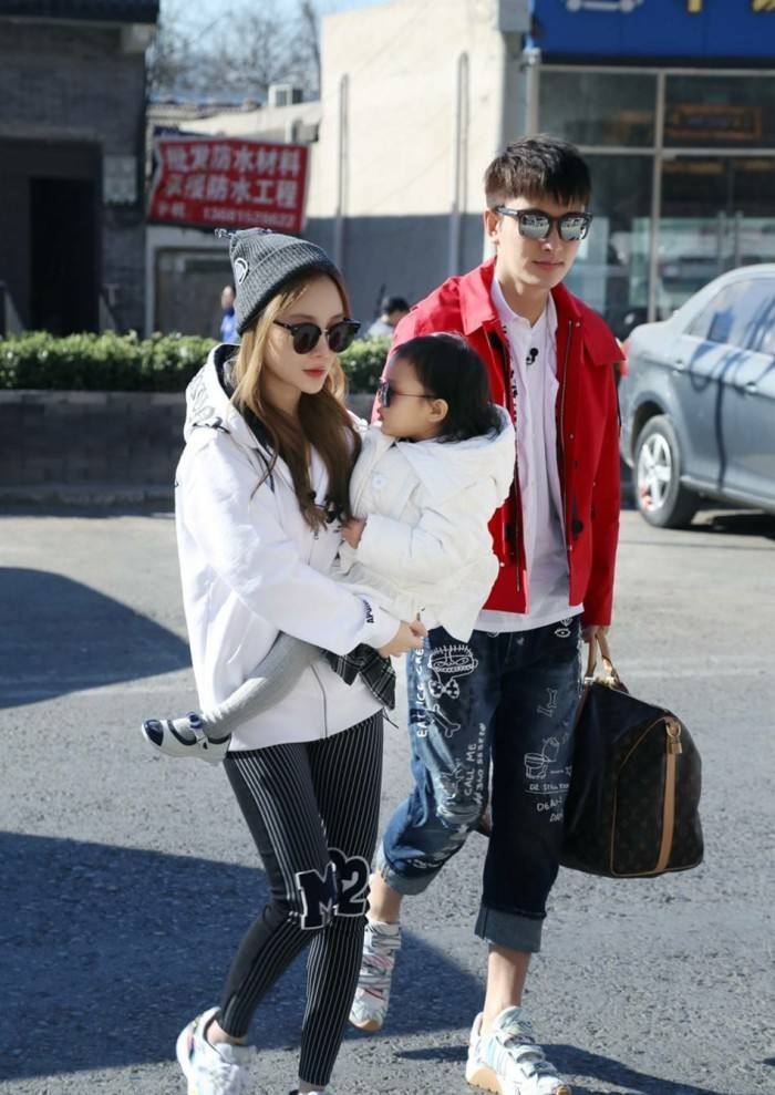 李小璐离婚协议书靠谱吗,李小璐疑走出婚变阴影