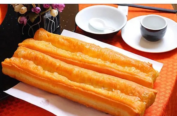 油条蓬松做法和配方的全过程,不用酵母做油条的方法经典配方