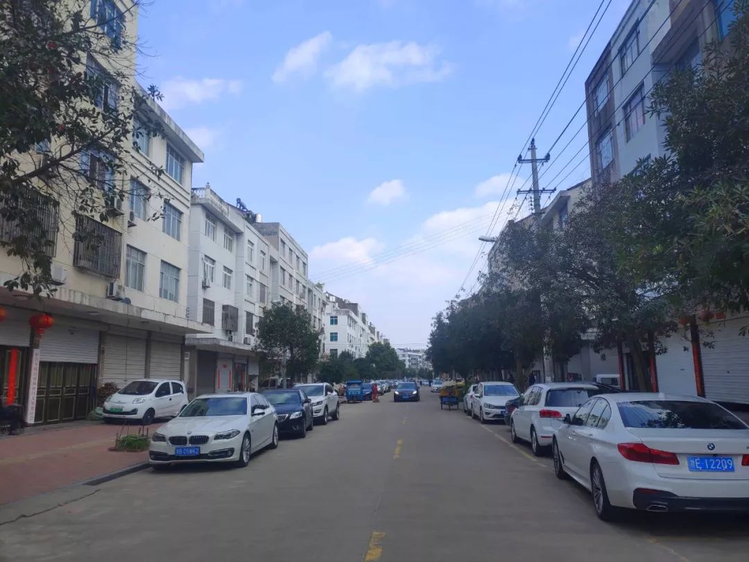 疫情下的县城夜晚照片真实,疫情时期农村的真实生活