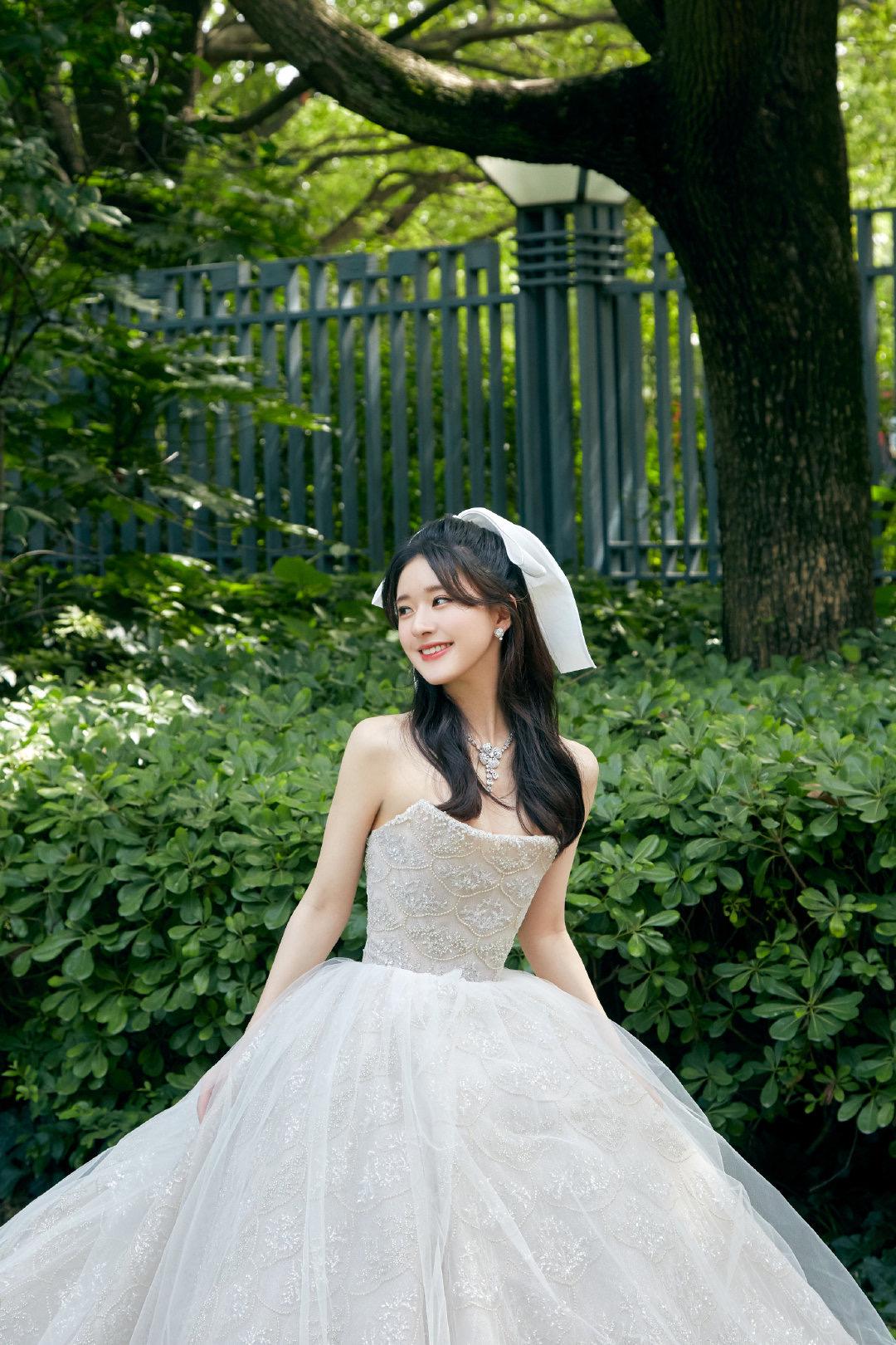 试问女生们，你们哪个能躲得了“婚纱的诱惑”呢？