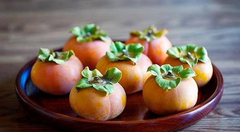 营养科医生辟谣螃蟹柿子毒如砒霜,吃多少柿子和螃蟹会结石