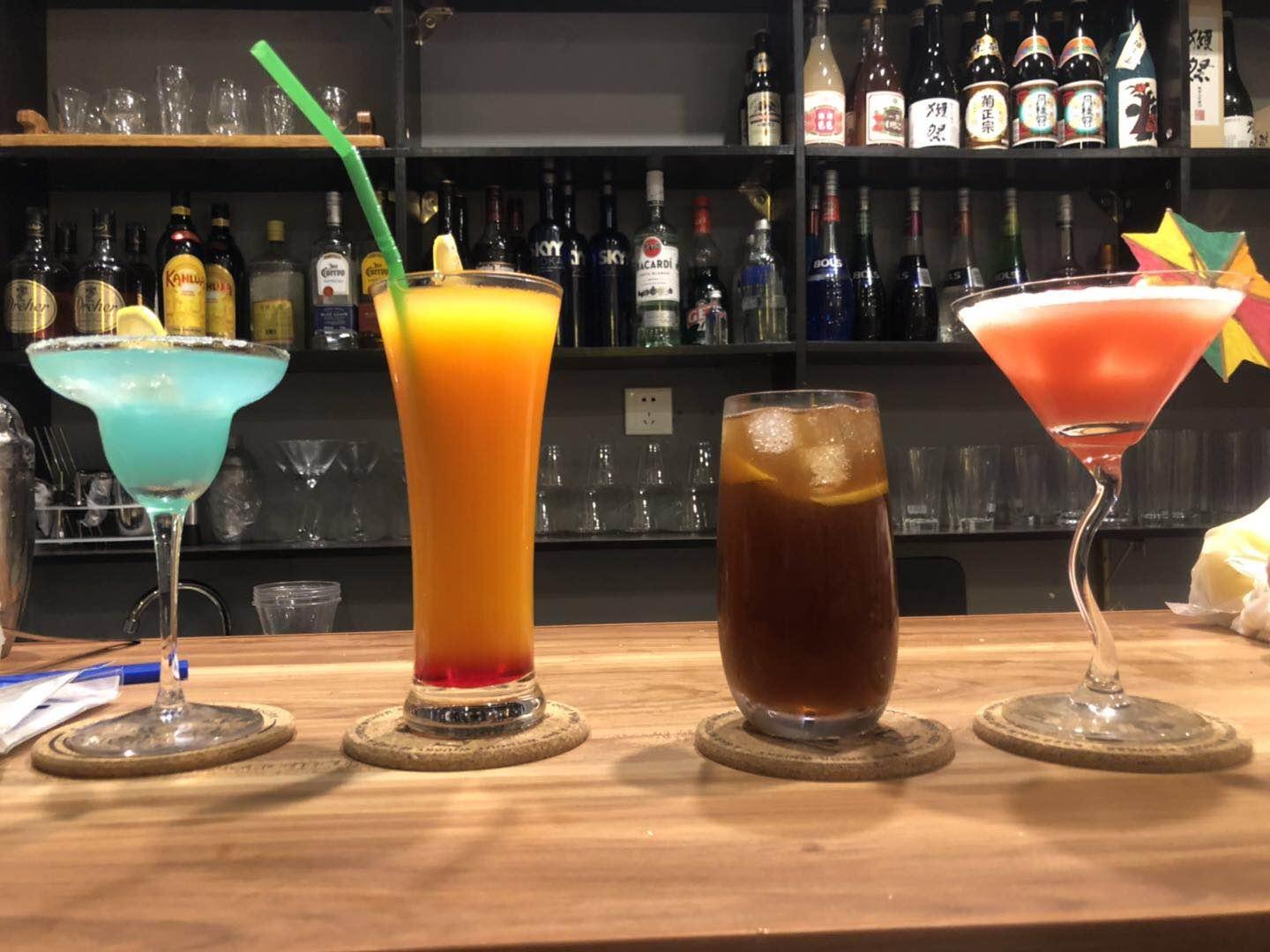 女的爱喝烈酒，男的抱头痛哭—北海调酒师给我讲述他的“治疗史”