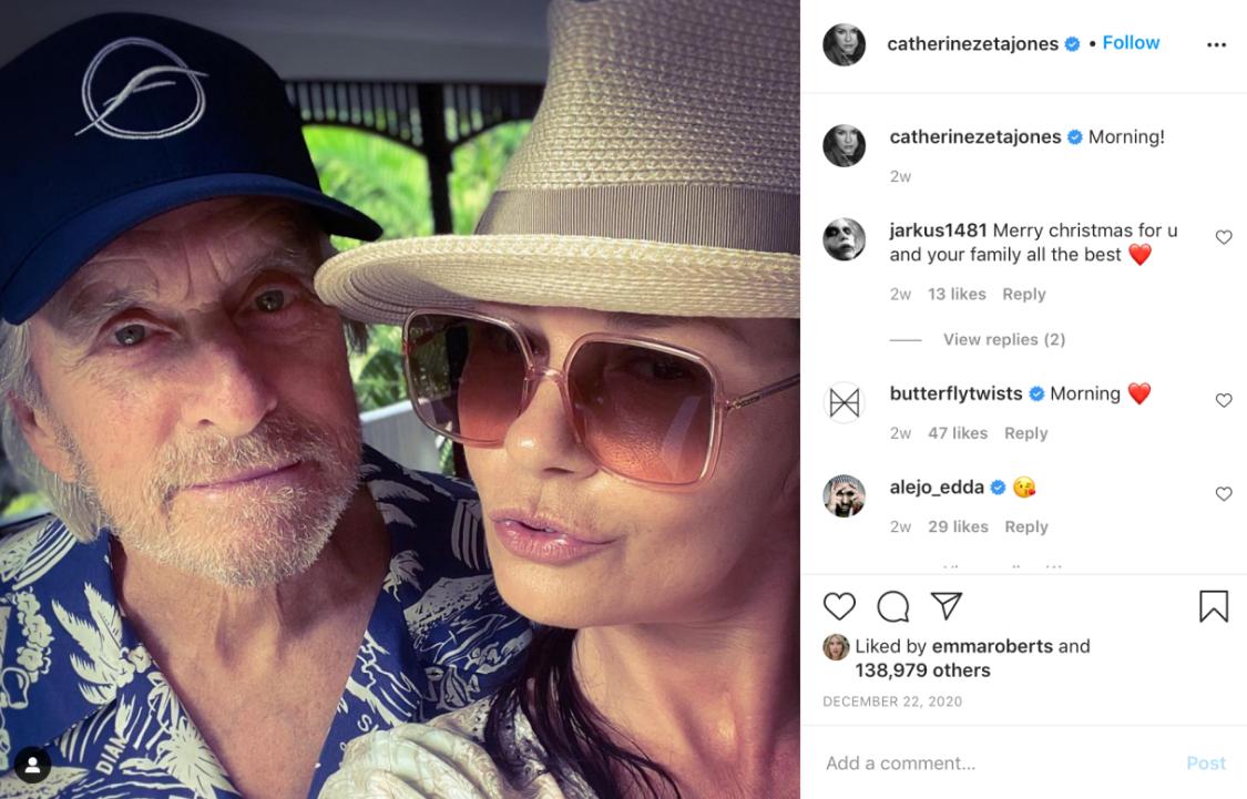 泽塔琼斯献吻庆祝20周年，76岁道格拉斯满头白发，闭眼享用