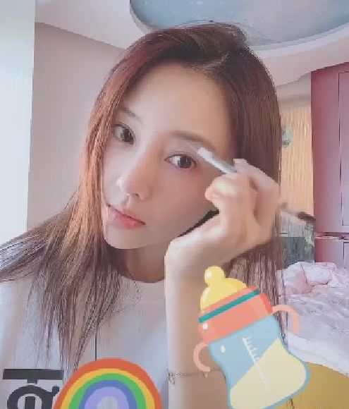 李小璐在家视频教化妆，当镜头凑近，“双眼皮”暴露真实面容