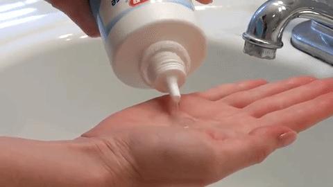 戴隐形眼镜导致角膜损伤,戴隐形眼镜的安全隐患