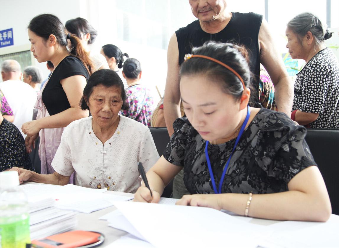 农村养老金怎么算60岁领多少,农保交1000元交20年60岁后拿多少